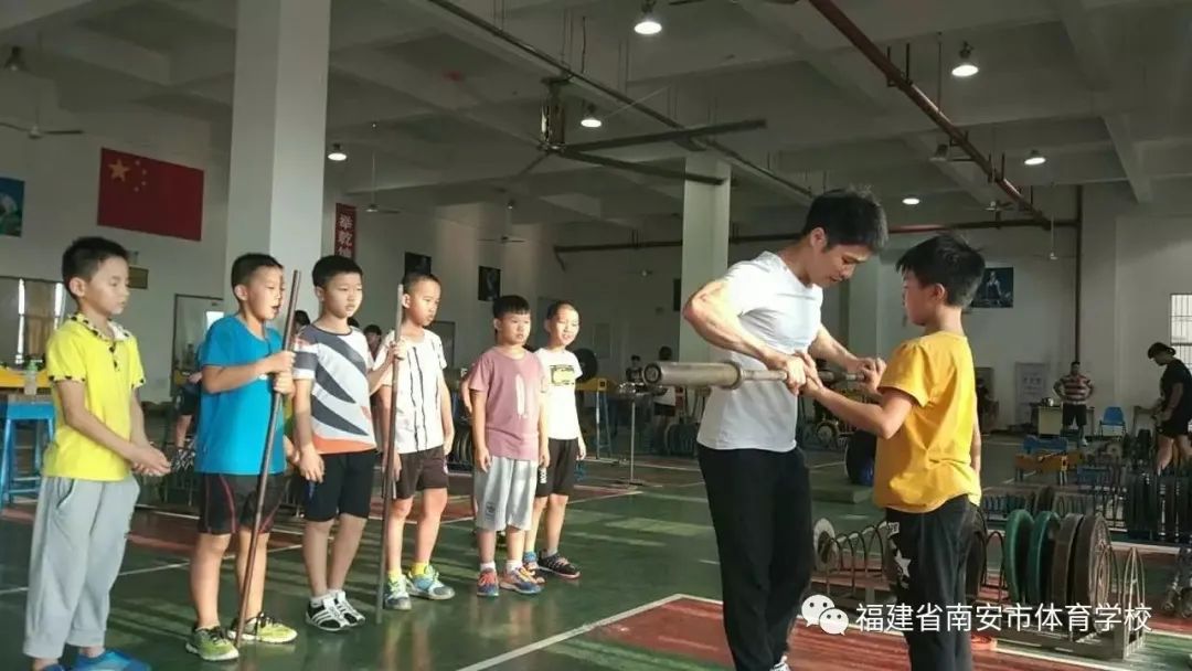 福建举重冠军李发彬照片_福建举重冠军李发彬简历_福建举重冠军李发彬