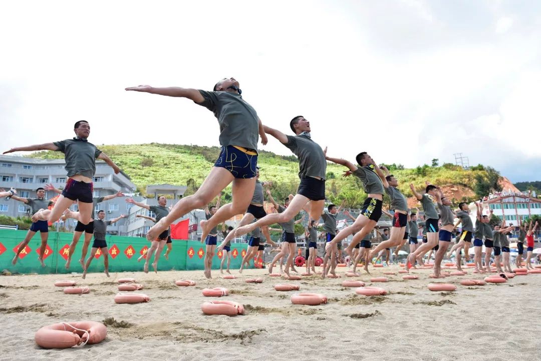 海训场上的精彩故事：官兵们战高温斗酷暑，