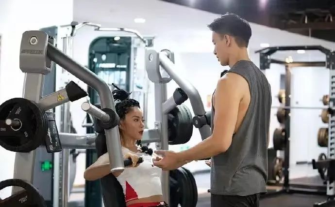 健身房私教强买强卖_现在健身房请私教的价格是多少_健身房强办私教